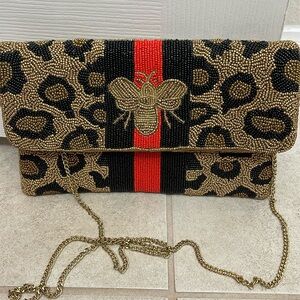 Beaded clutch with detachable chain